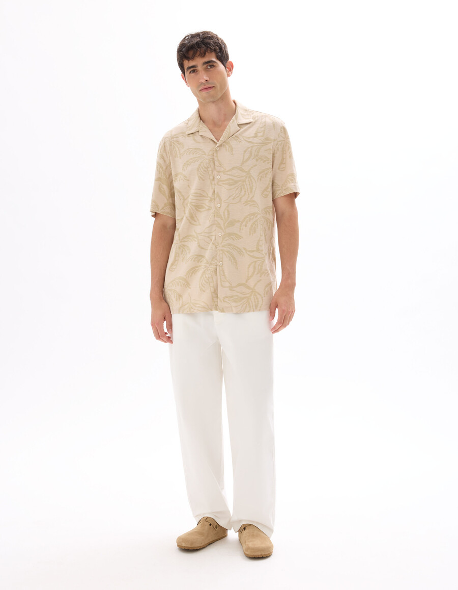 camisa de corte regular con estampado de palmeras