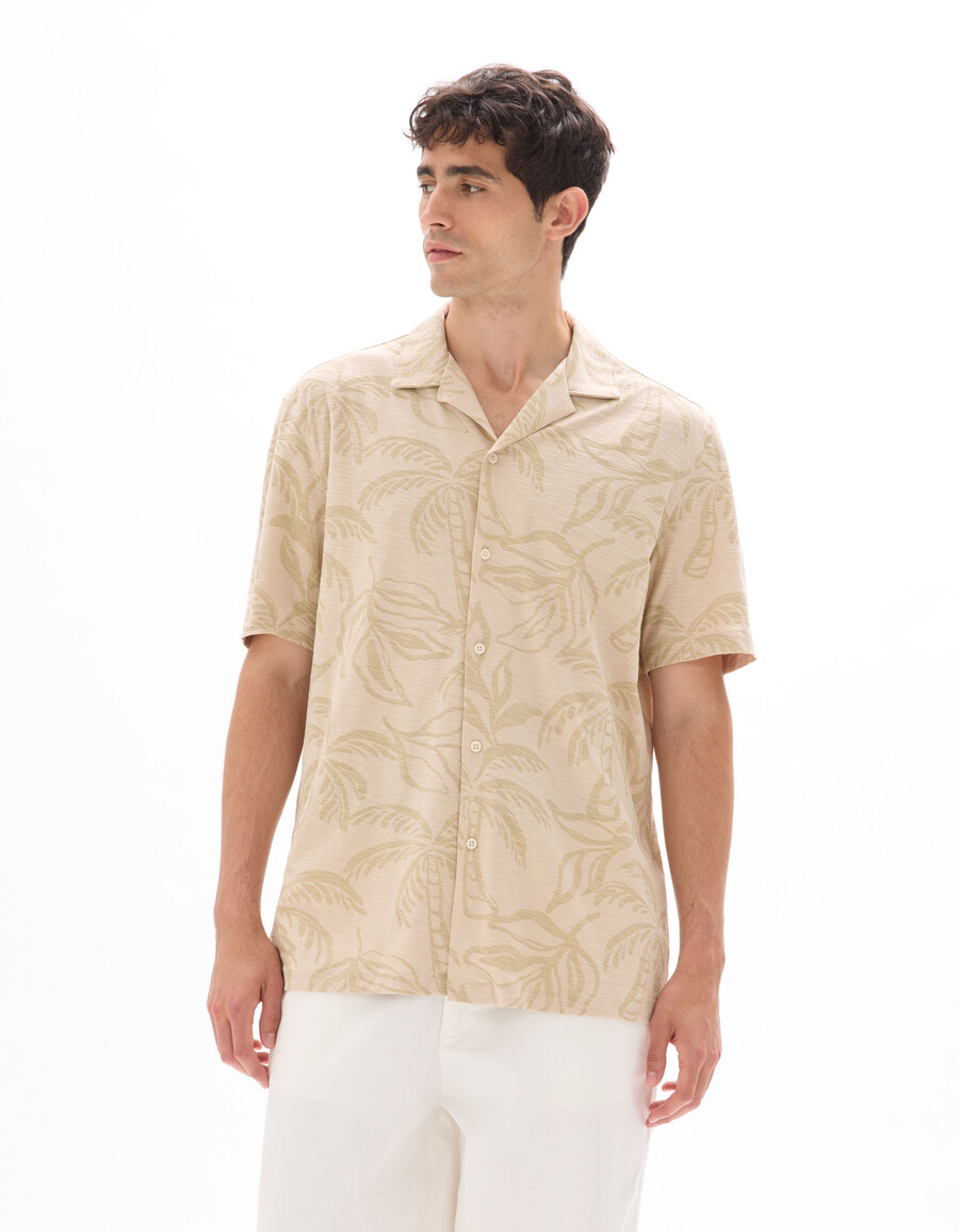 camisa de corte regular con estampado de palmeras
