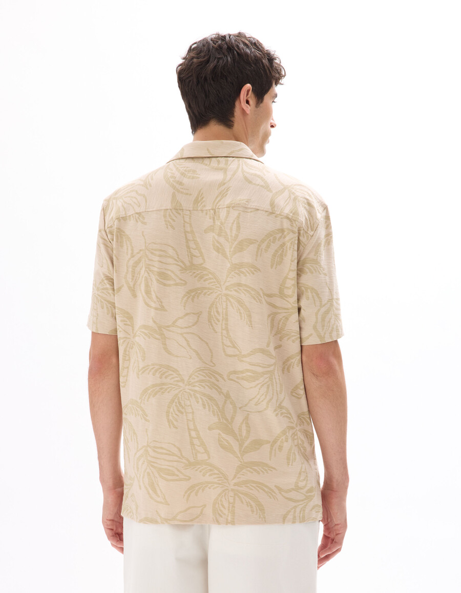 camisa de corte regular con estampado de palmeras