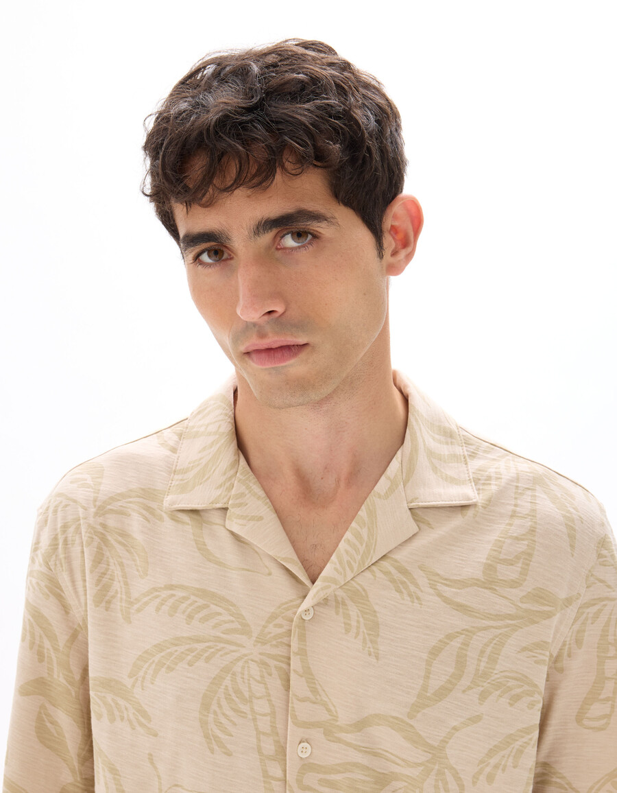 camisa de corte regular con estampado de palmeras