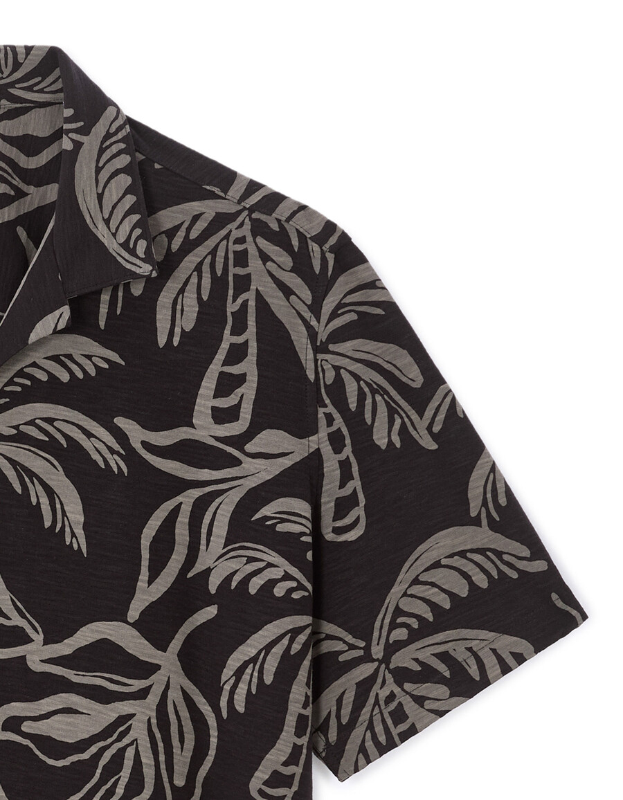 camisa de corte regular con estampado de palmeras