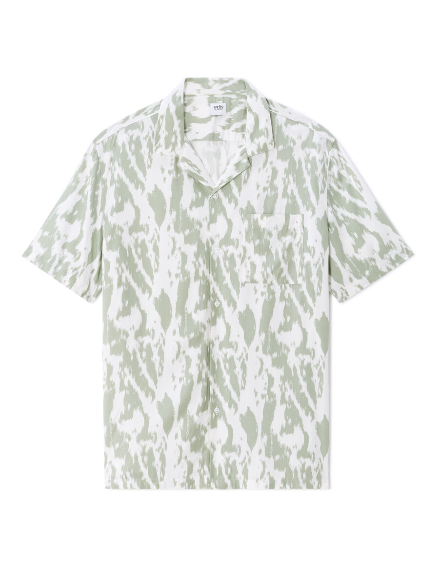camisa con estampado de camuflaje
