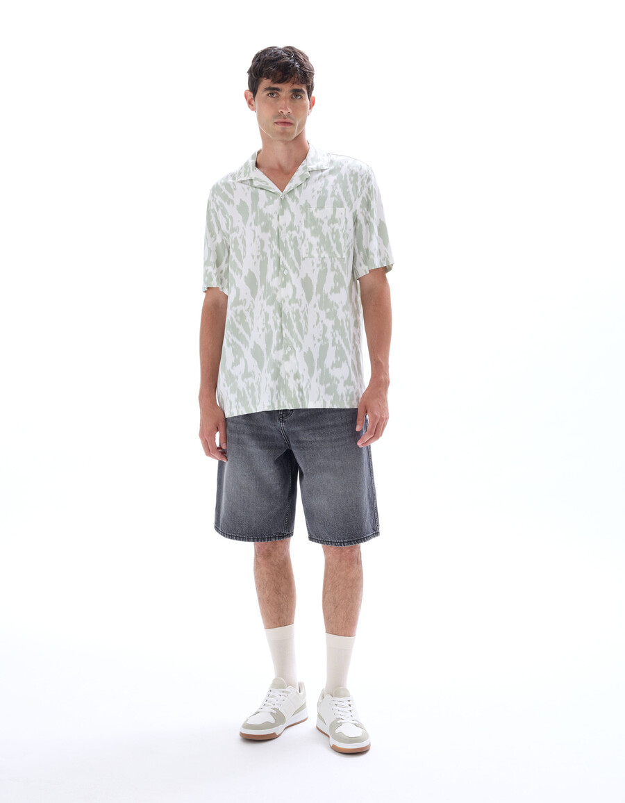 camisa con estampado de camuflaje