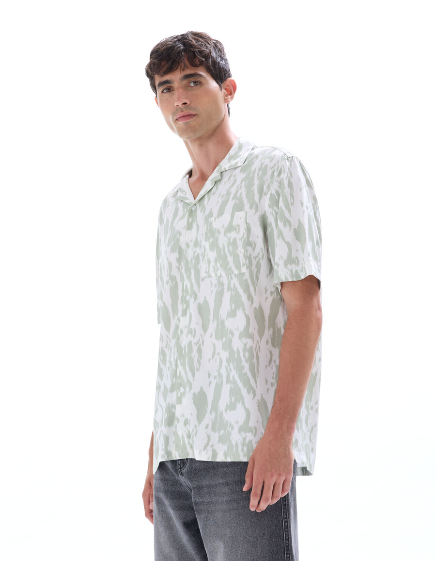 camisa con estampado de camuflaje