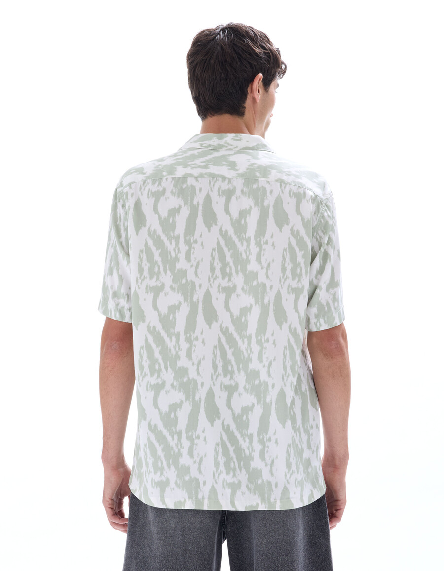 camisa con estampado de camuflaje