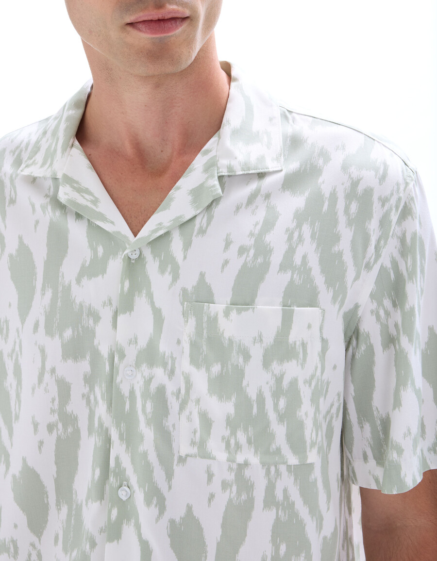 camisa con estampado de camuflaje