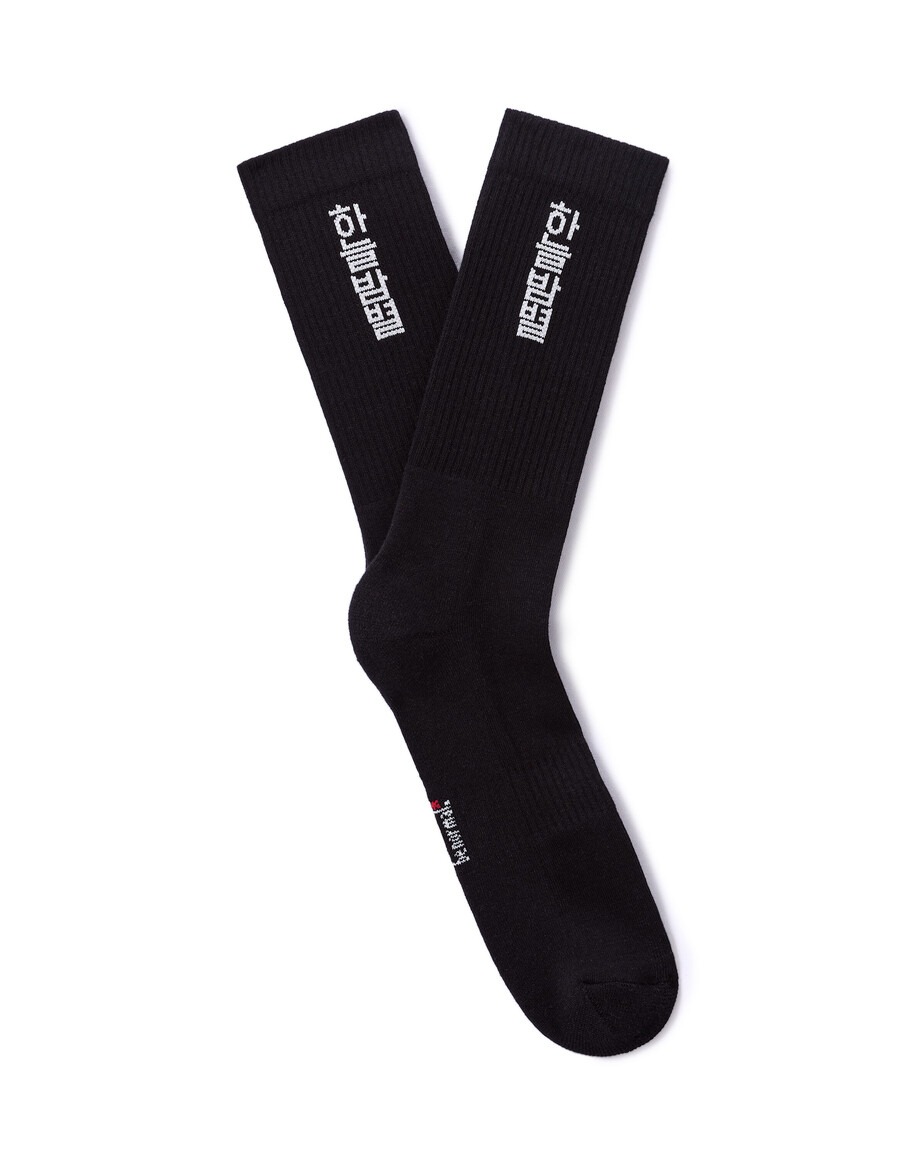 calcetines con escritura coreana