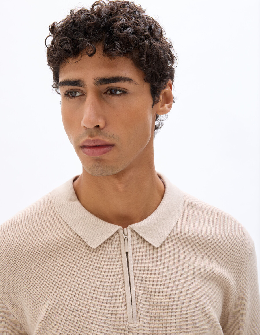 suéter de cuello polo con cremallera y textura de gofre