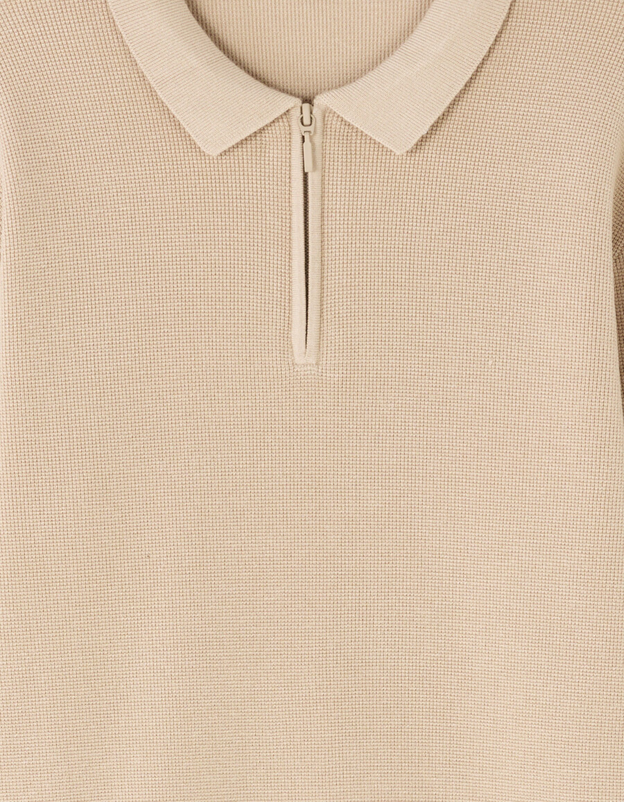 suéter de cuello polo con cremallera y textura de gofre