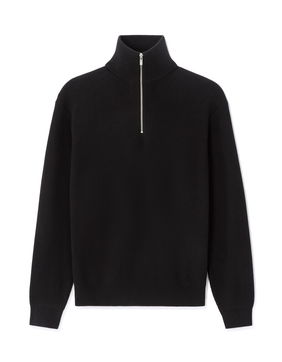 suéter negro de canalé con cuello alto y cremallera