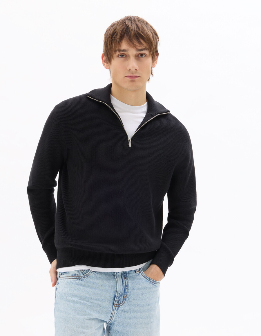 suéter negro de canalé con cuello alto y cremallera