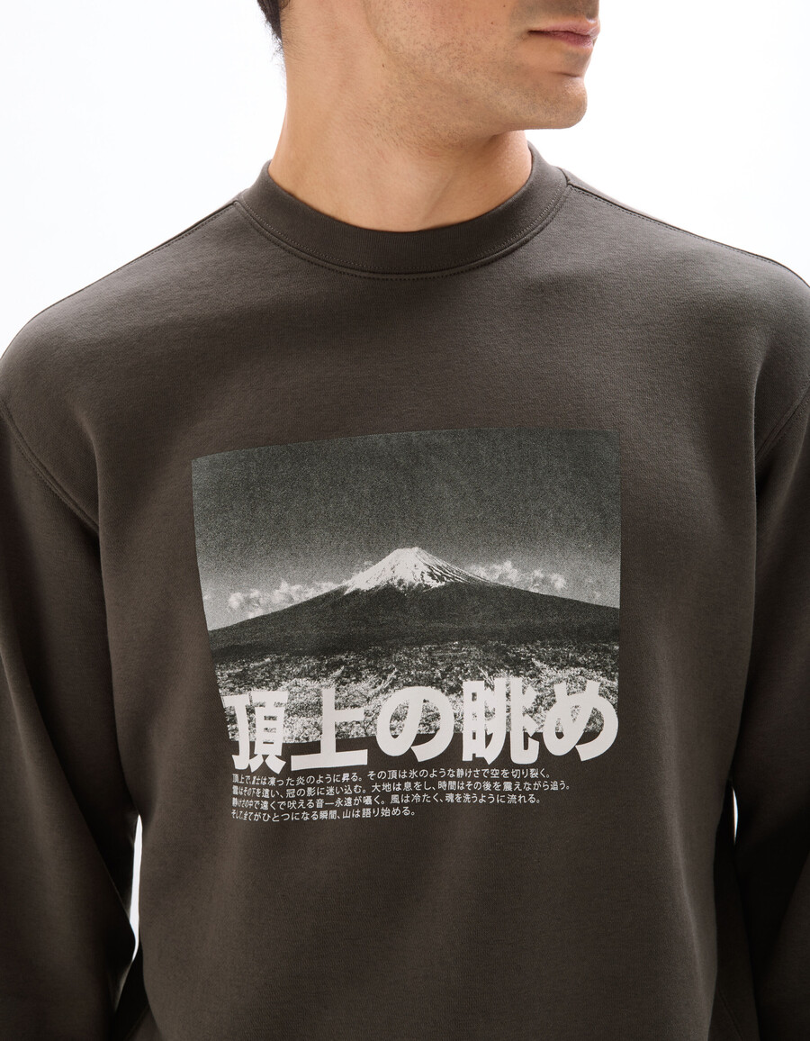 sudadera de cuello redondo y corte regular con estampado asiático