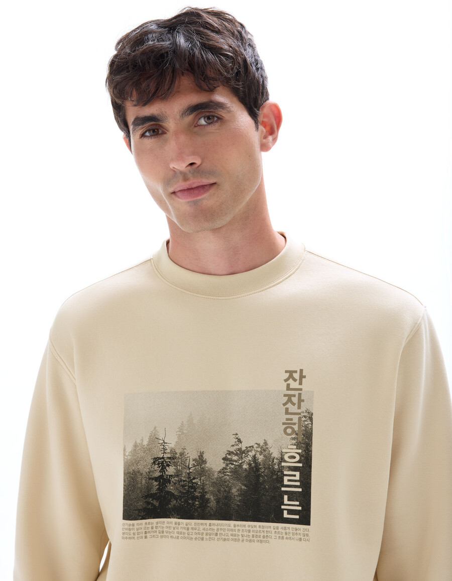 sudadera de cuello redondo y corte regular con estampado asiático