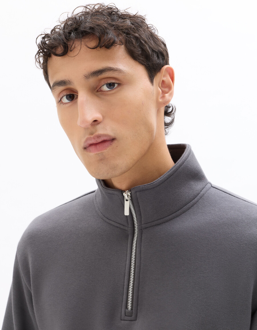 sudadera gris lisa de corte regular con cremallera de un cuarto