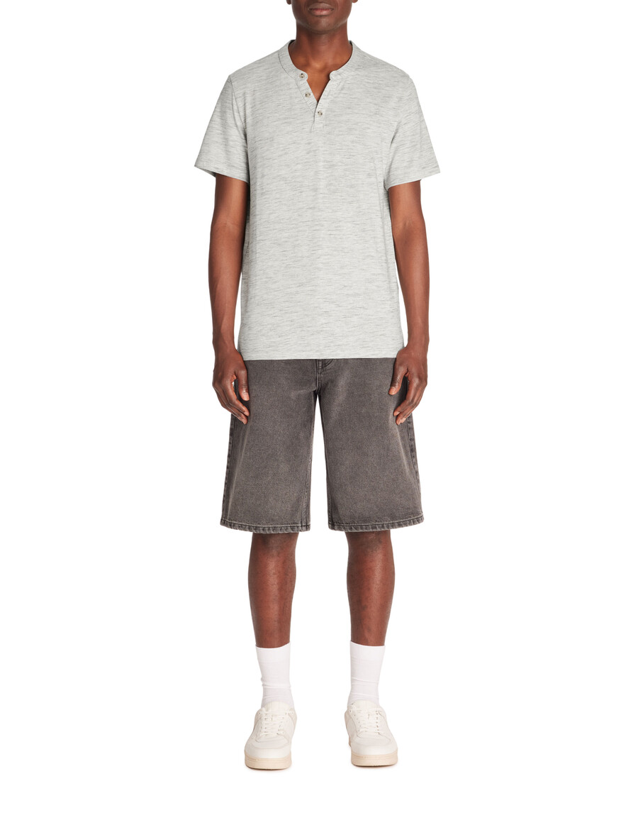camiseta henley de mezcla de algodón de corte regular en gris claro