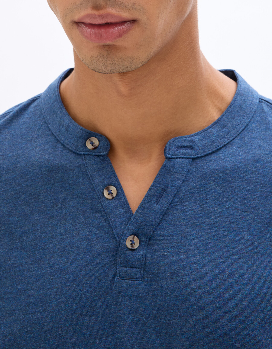 camiseta henley de mezcla de algodón de corte regular
