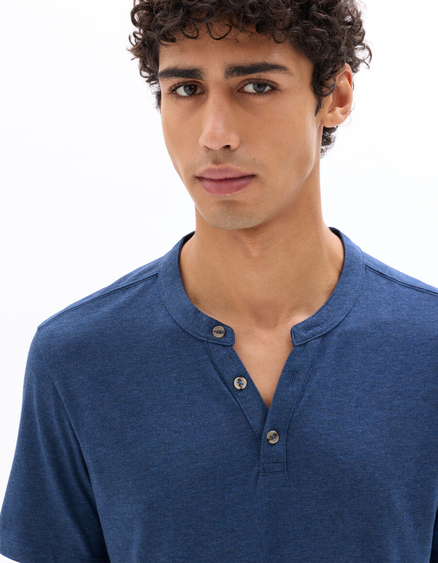 camiseta henley de mezcla de algodón de corte regular