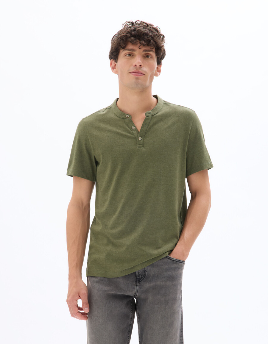 camiseta de mezcla de algodón con cuello henley y corte regular