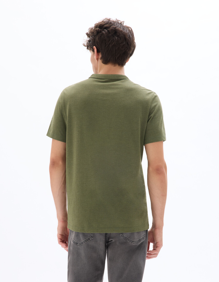 camiseta de mezcla de algodón con cuello henley y corte regular