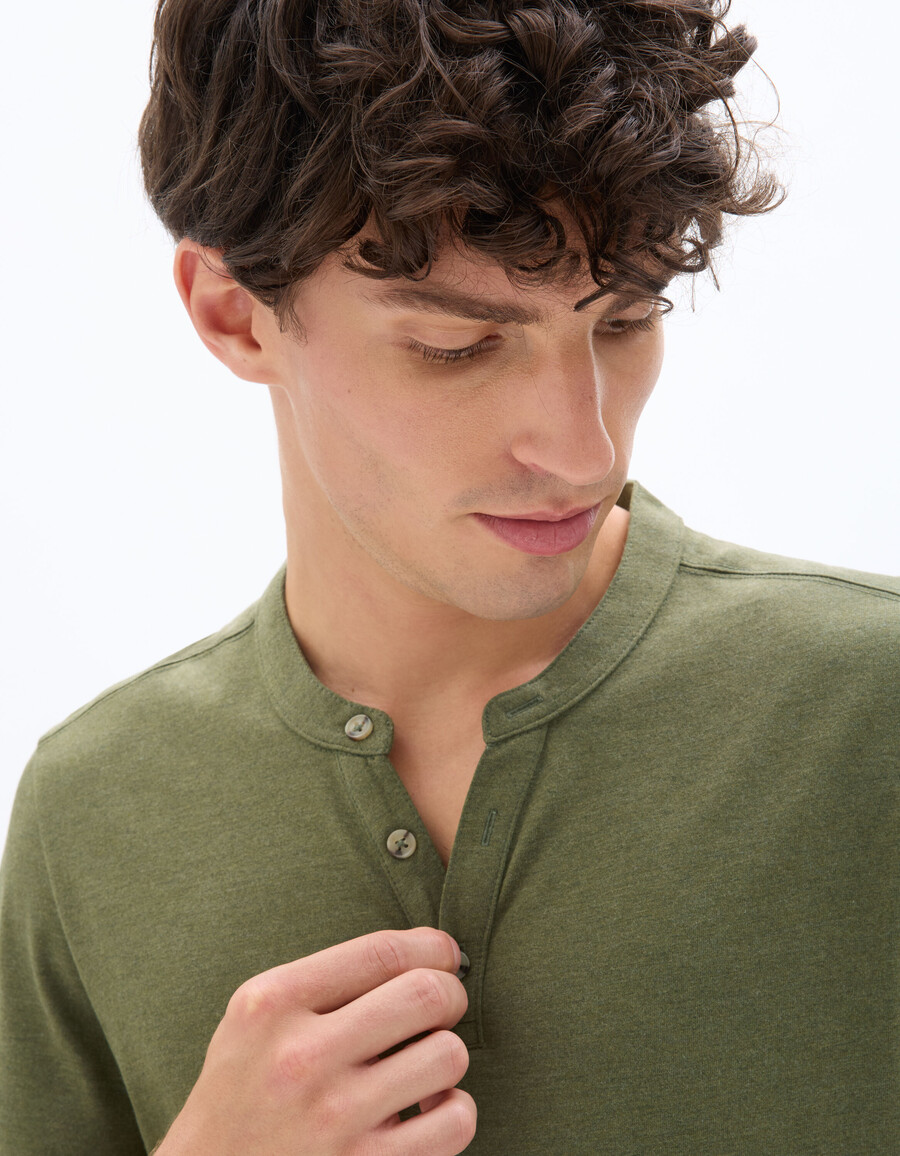 camiseta de mezcla de algodón con cuello henley y corte regular