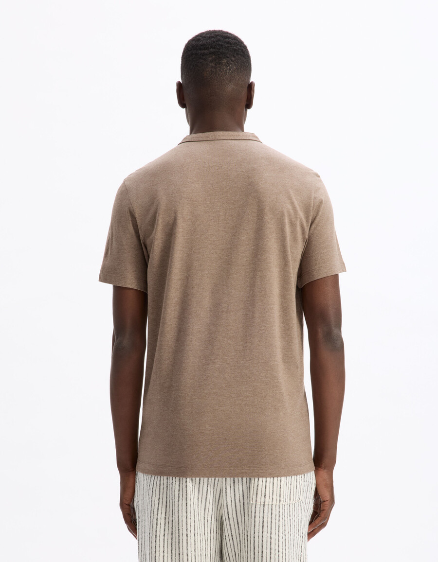 camiseta de mezcla de algodón con cuello henley y corte regular