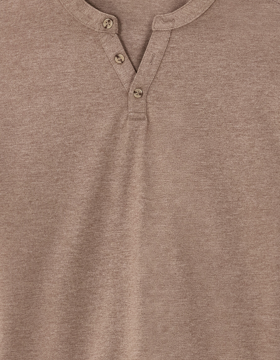 camiseta de mezcla de algodón con cuello henley y corte regular