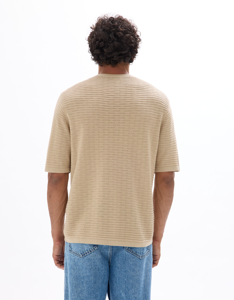 camiseta de punto abierto con cuello redondo y corte cuadrado