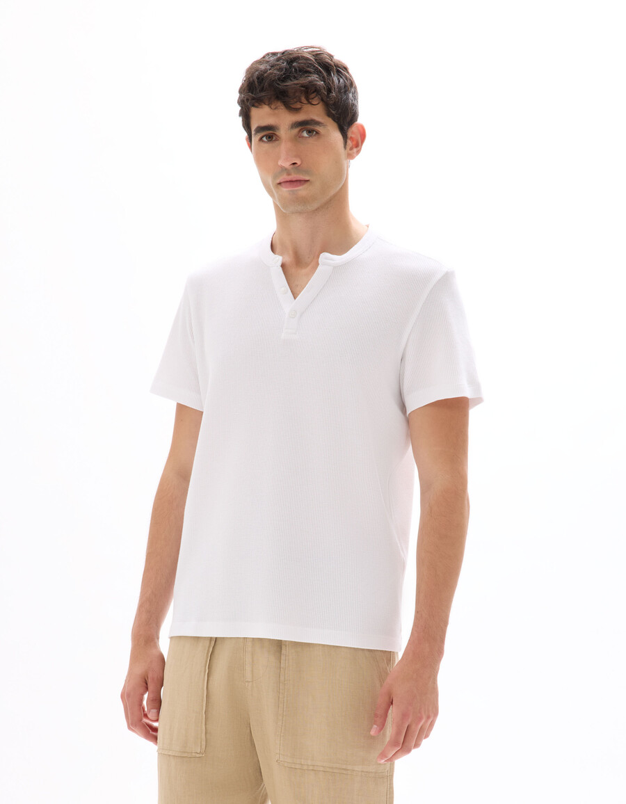 camiseta de corte regular con cuello henley y diseño gofrado 100 algodón