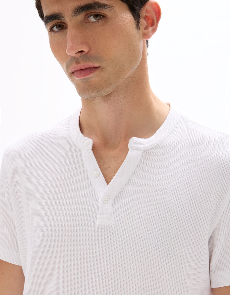 camiseta de corte regular con cuello henley y diseño gofrado 100 algodón