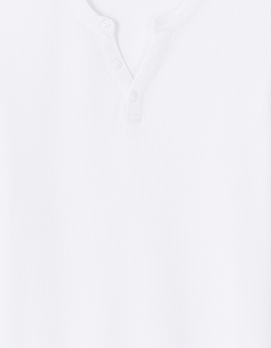 camiseta de corte regular con cuello henley y diseño gofrado 100 algodón
