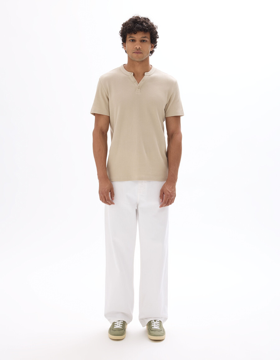 camiseta de corte regular con cuello henley y diseño gofrado 100 algodón
