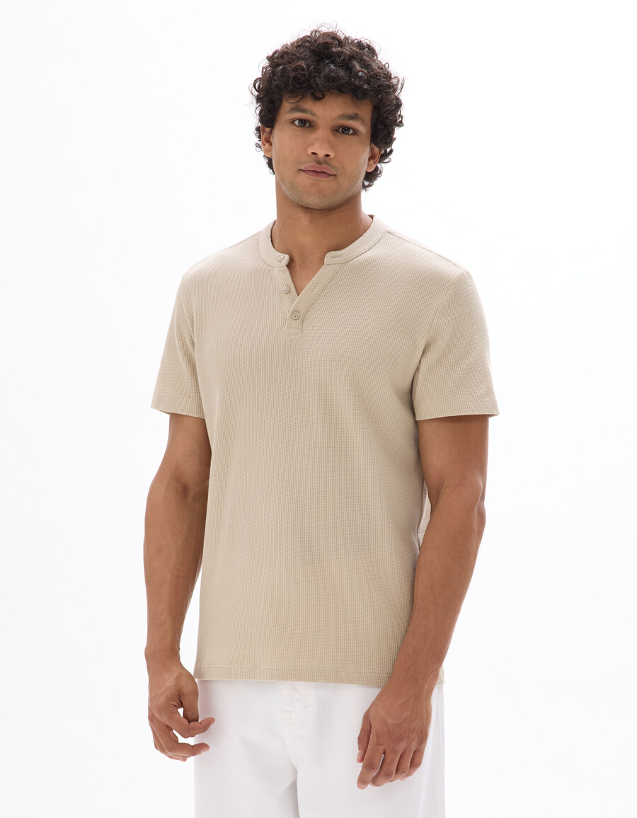 camiseta de corte regular con cuello henley y diseño gofrado 100 algodón