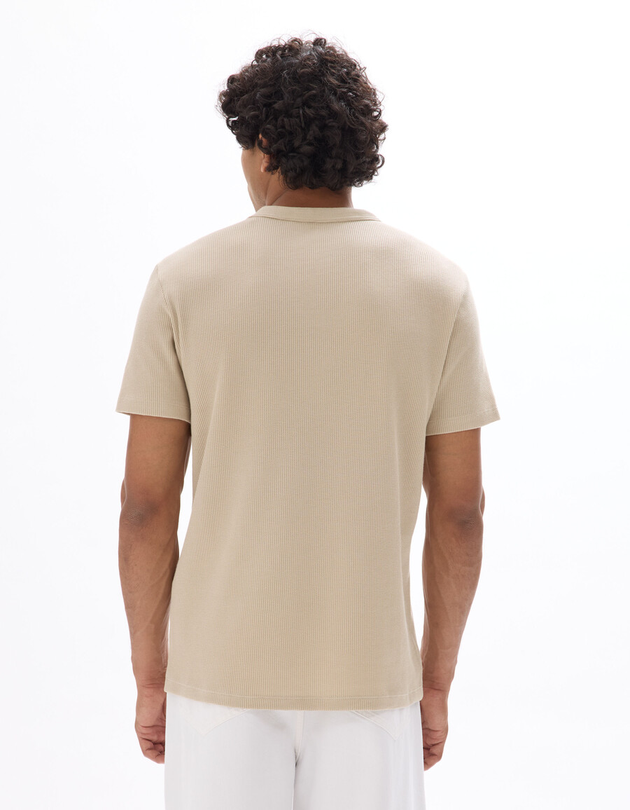 camiseta de corte regular con cuello henley y diseño gofrado 100 algodón