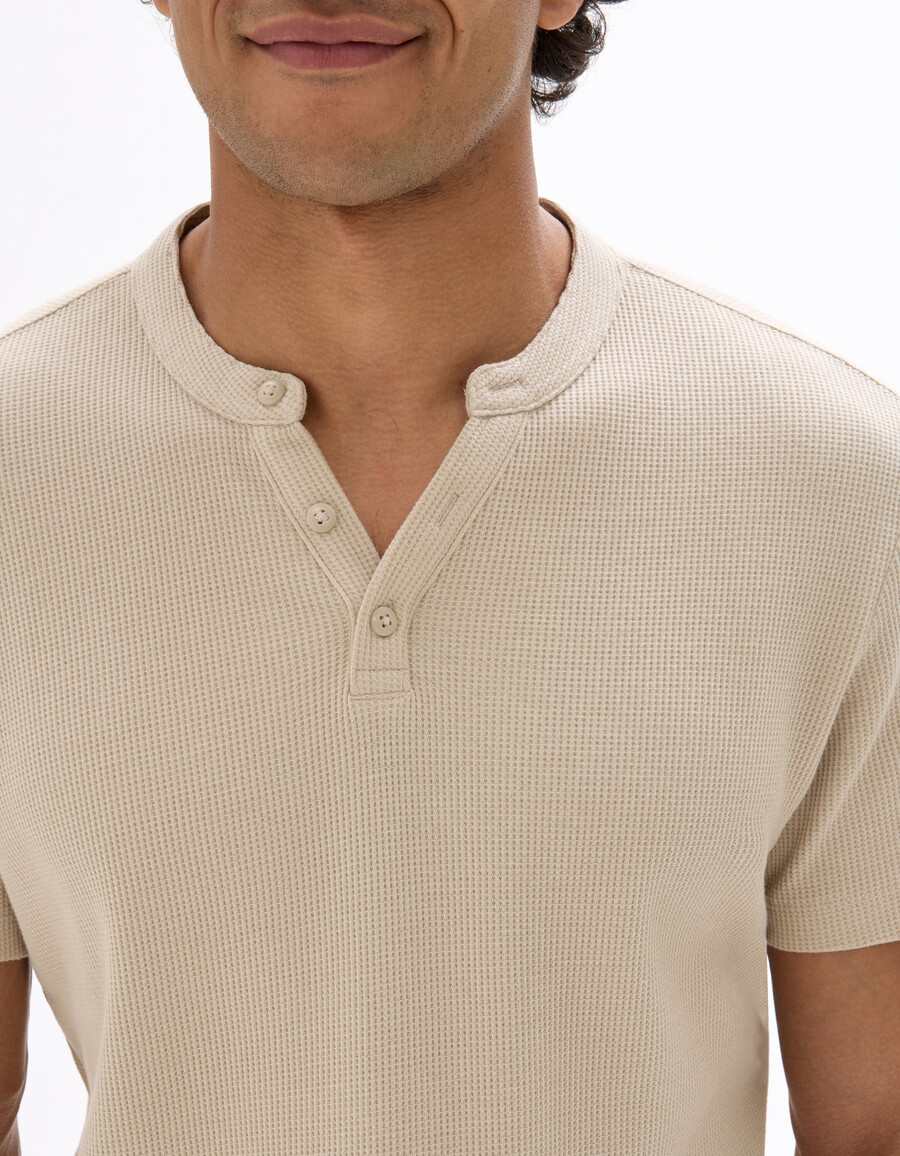 camiseta de corte regular con cuello henley y diseño gofrado 100 algodón
