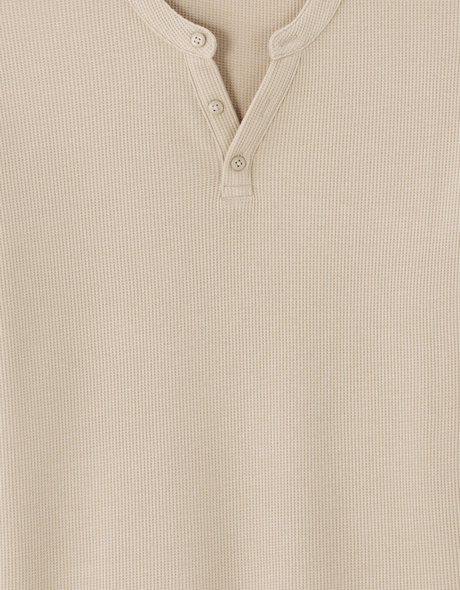 camiseta de corte regular con cuello henley y diseño gofrado 100 algodón