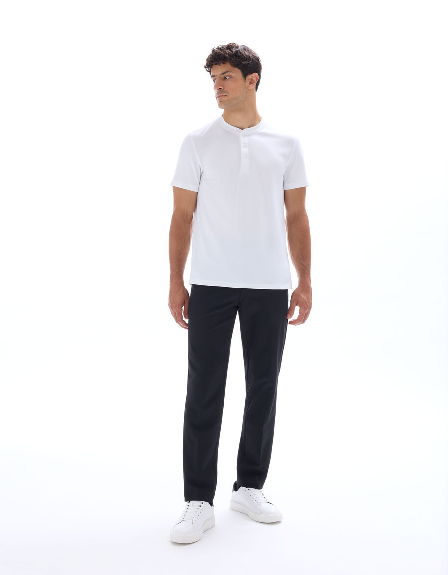 camiseta de corte regular con cuello henley algodón piqué elástico