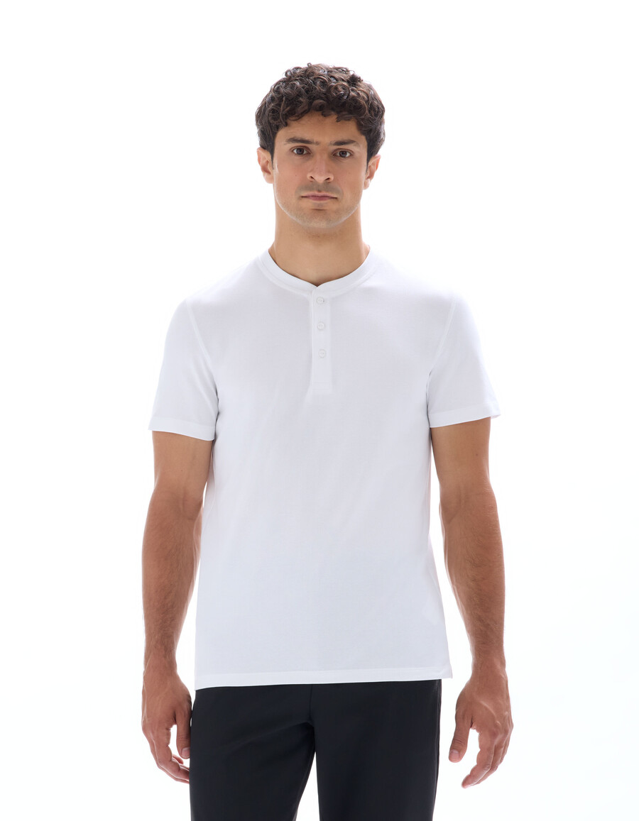 camiseta de corte regular con cuello henley algodón piqué elástico