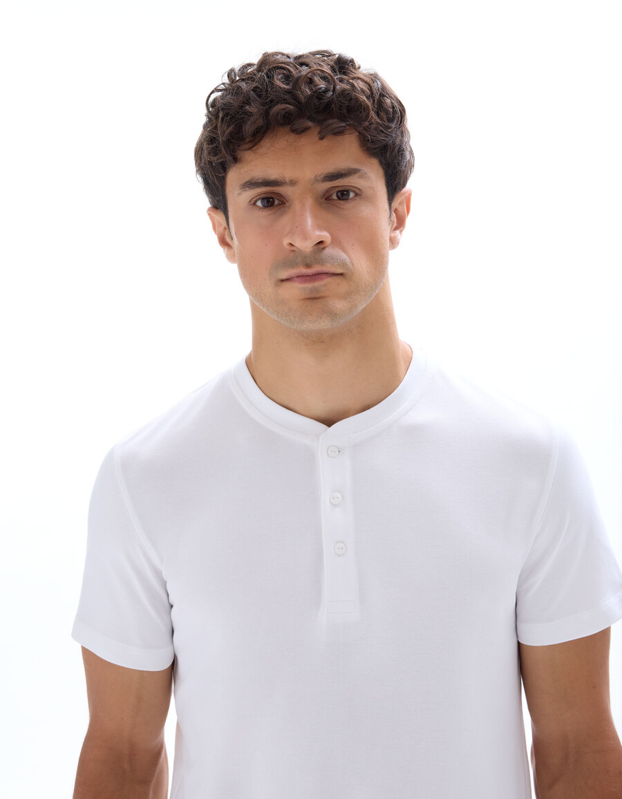 camiseta de corte regular con cuello henley algodón piqué elástico