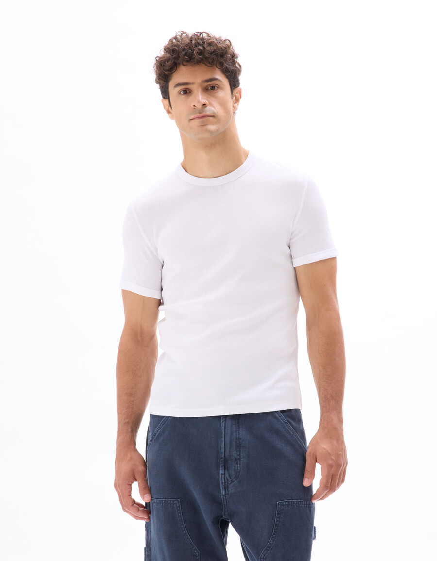 camiseta de algodón elástico acanalado con cuello redondo y corte entallado
