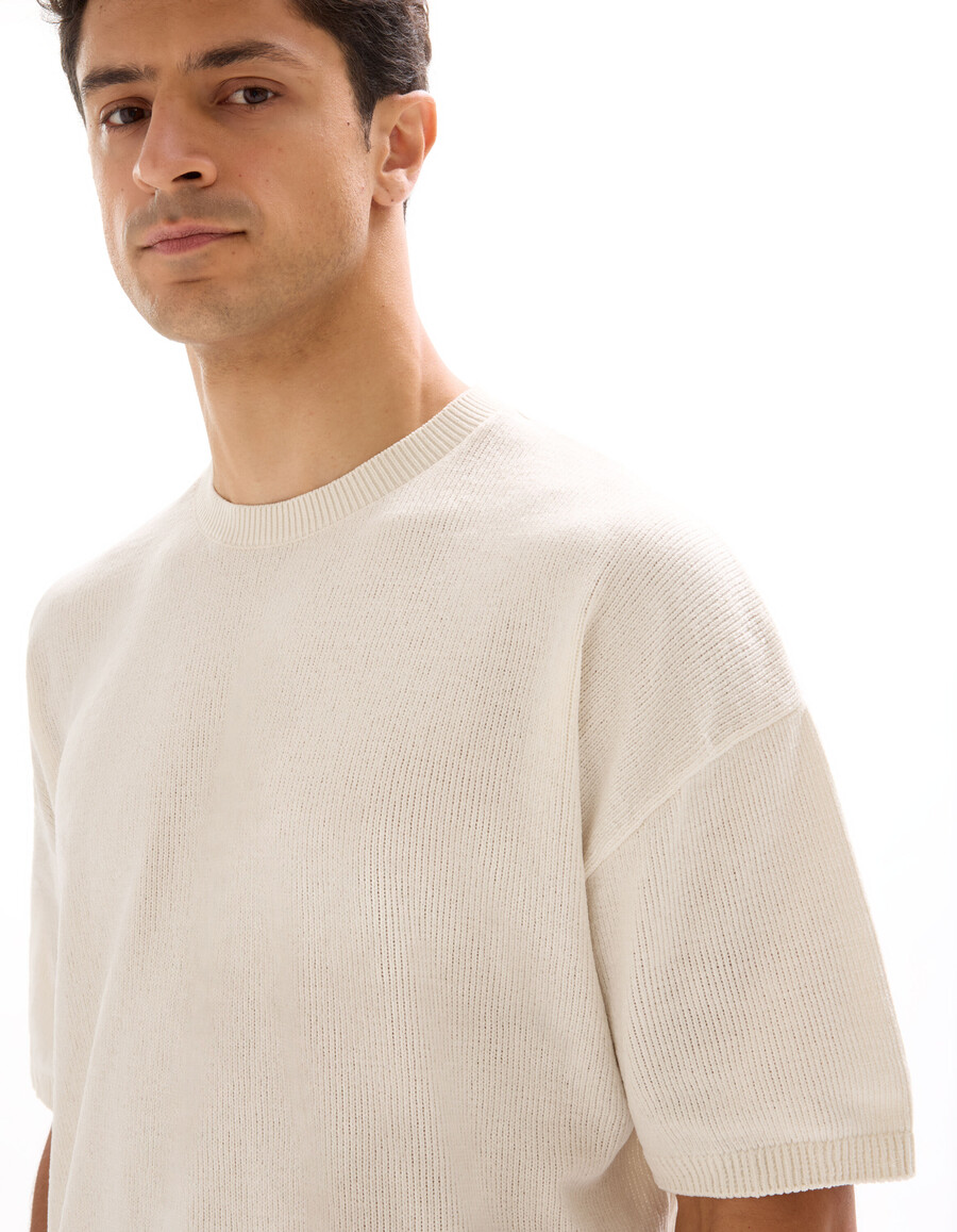 camiseta de punto con cuello redondo y corte cuadrado