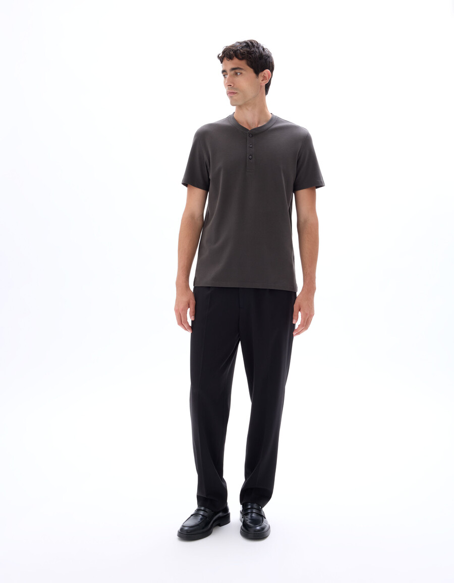 camiseta de corte regular con cuello henley algodón piqué elástico