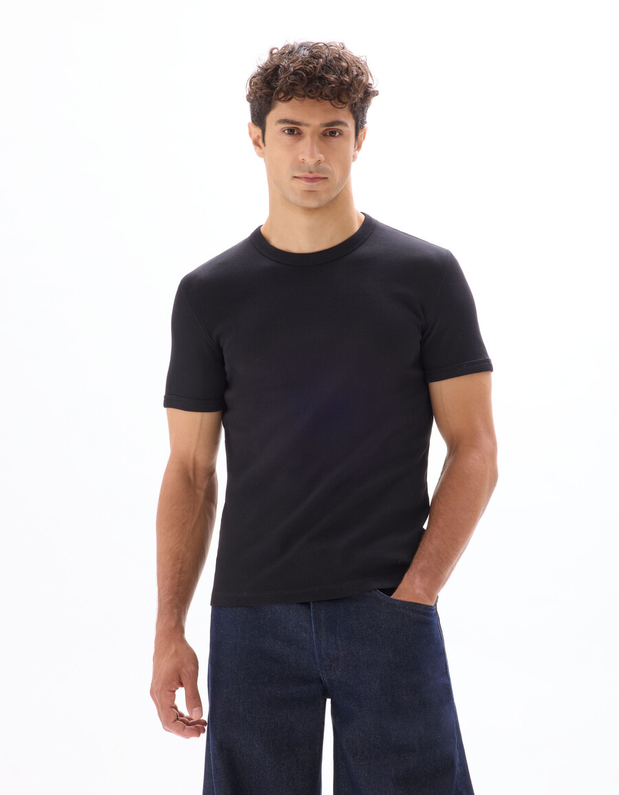 camiseta de algodón elástico acanalado con cuello redondo y corte entallado