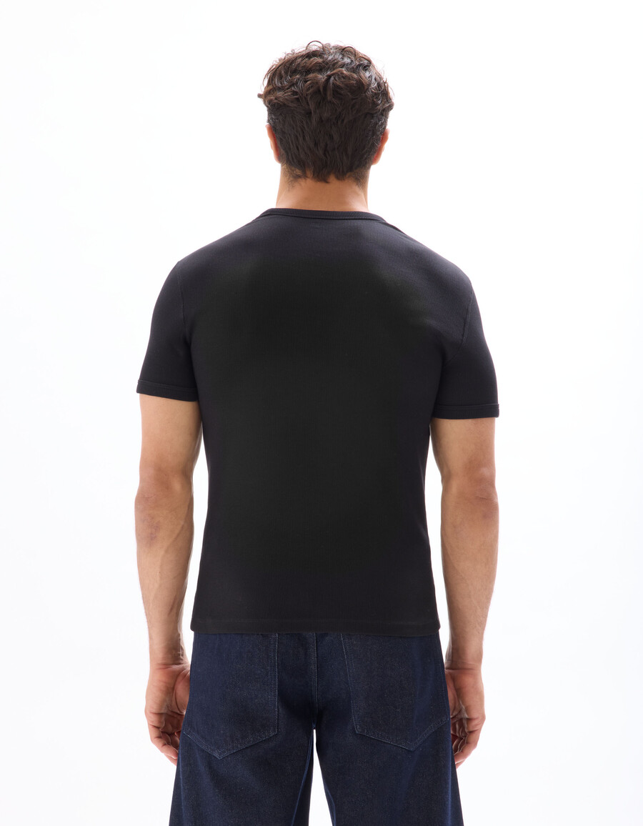 camiseta de algodón elástico acanalado con cuello redondo y corte entallado