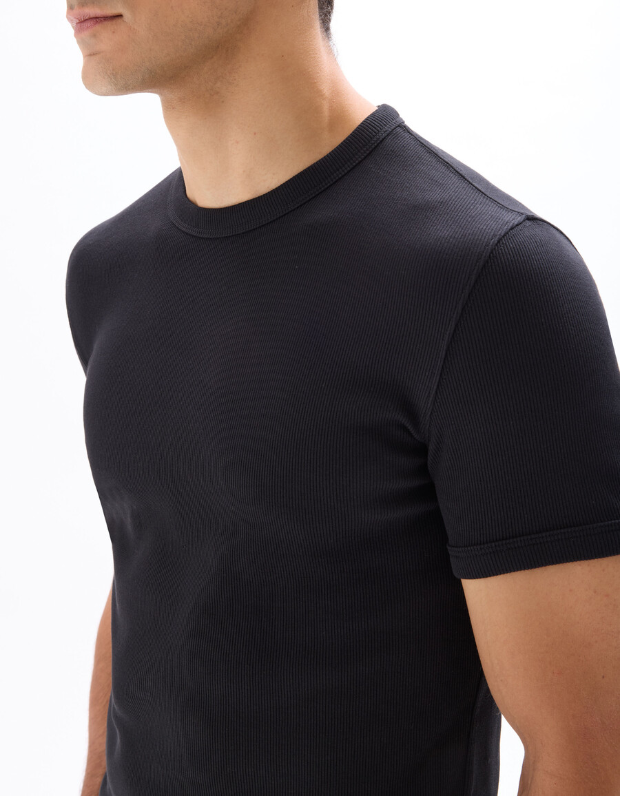 camiseta de algodón elástico acanalado con cuello redondo y corte entallado