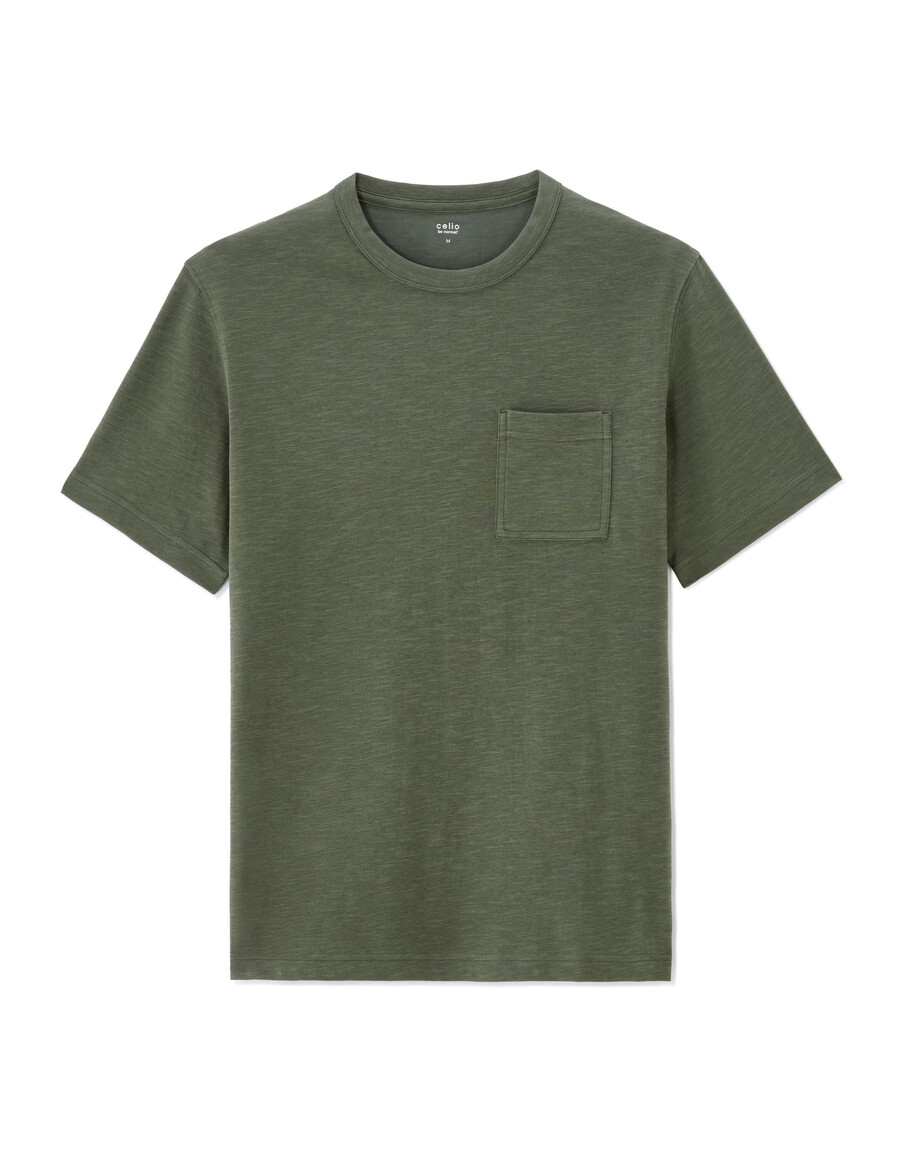 camiseta de cuello redondo y flameado