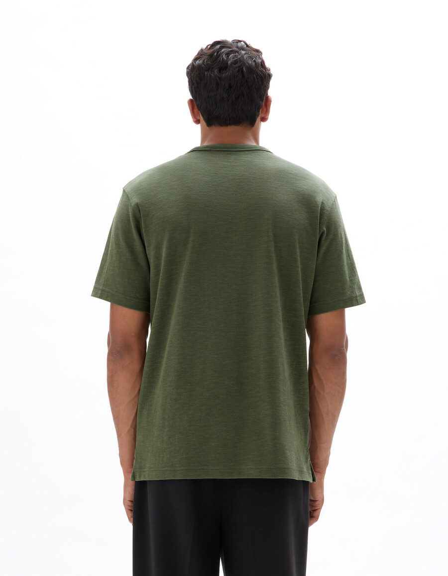 camiseta de cuello redondo y flameado