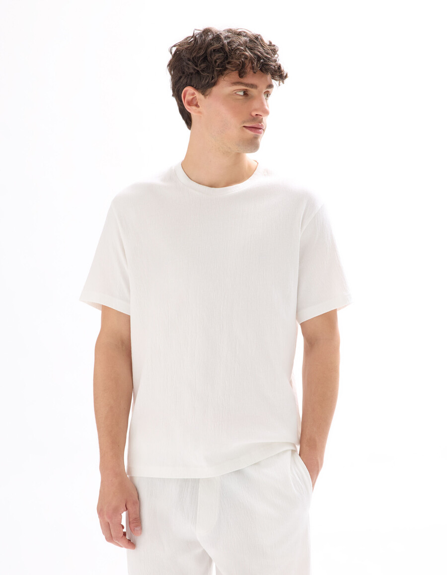 camiseta plisada de cuello redondo y corte cuadrado