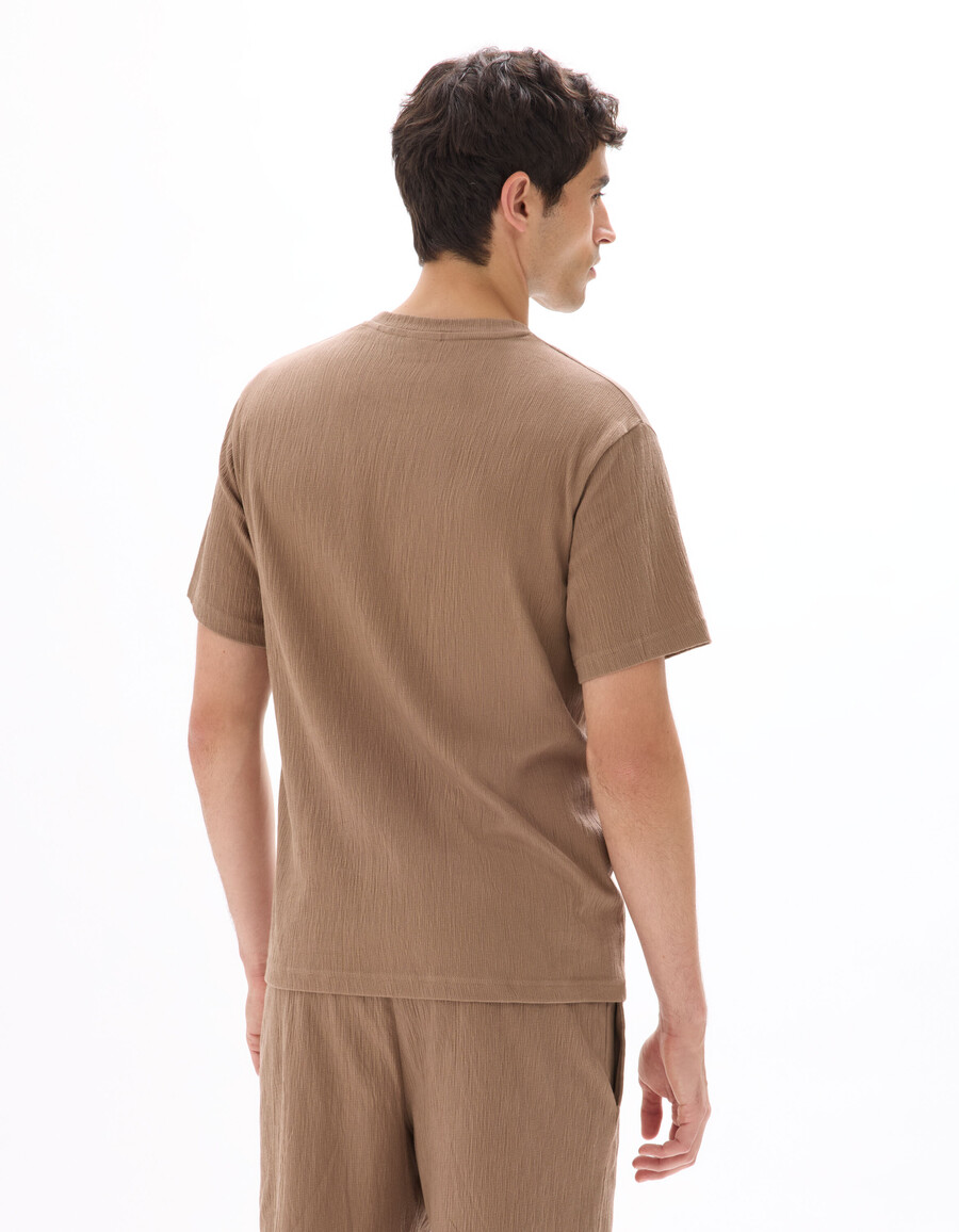 camiseta plisada de cuello redondo y corte cuadrado